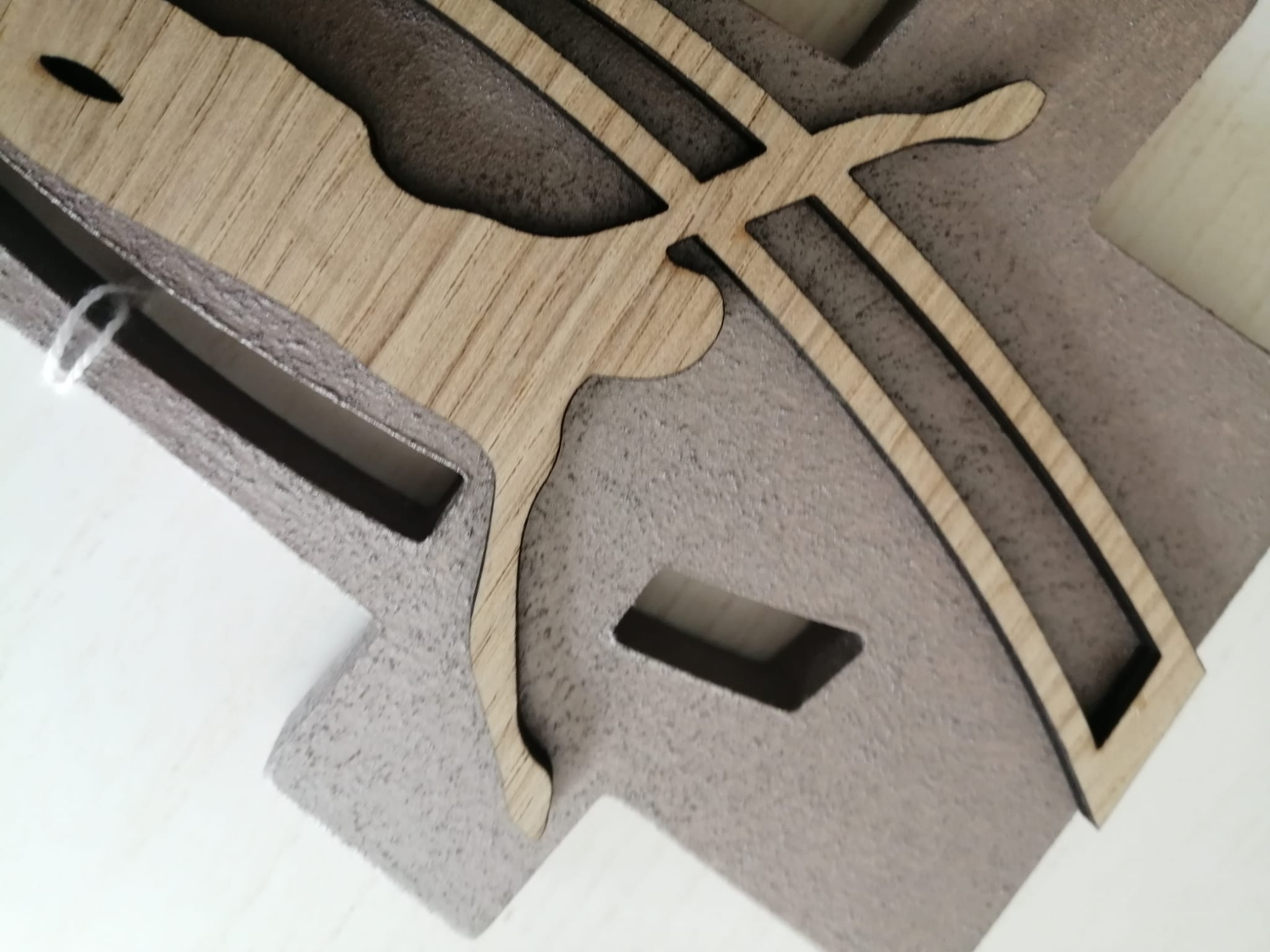 crocifisso stilizzato in legno 20x14 - immagine 2