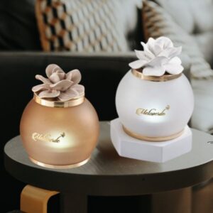 lampada in vetro con rosa in ceramica